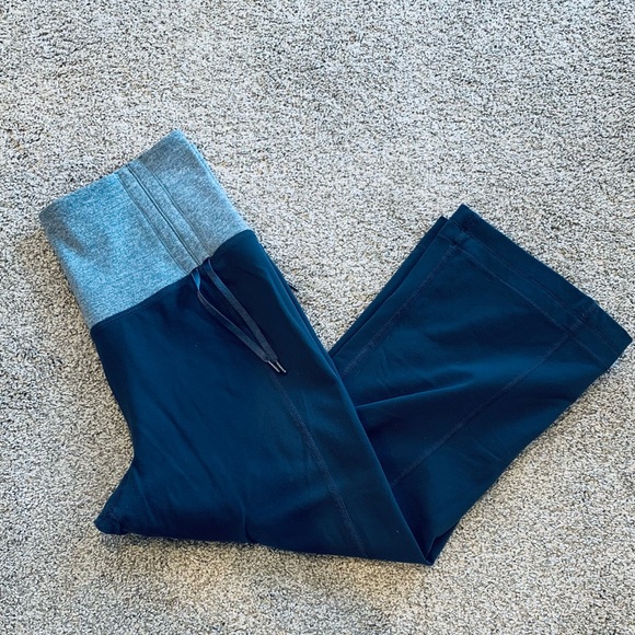 Lululemon side cinch crop - Picture 2 of 3